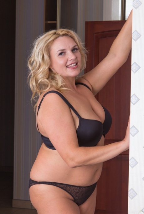 Blonde Short Haired Bbw Wife Porno Images